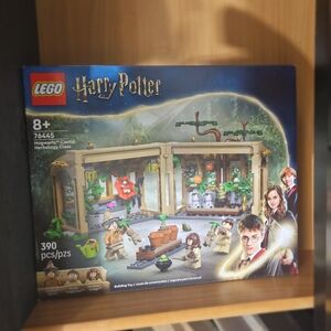 LEGO 76445 - Harry Potter - Hogwarts Castle Herbology Class - SEALED